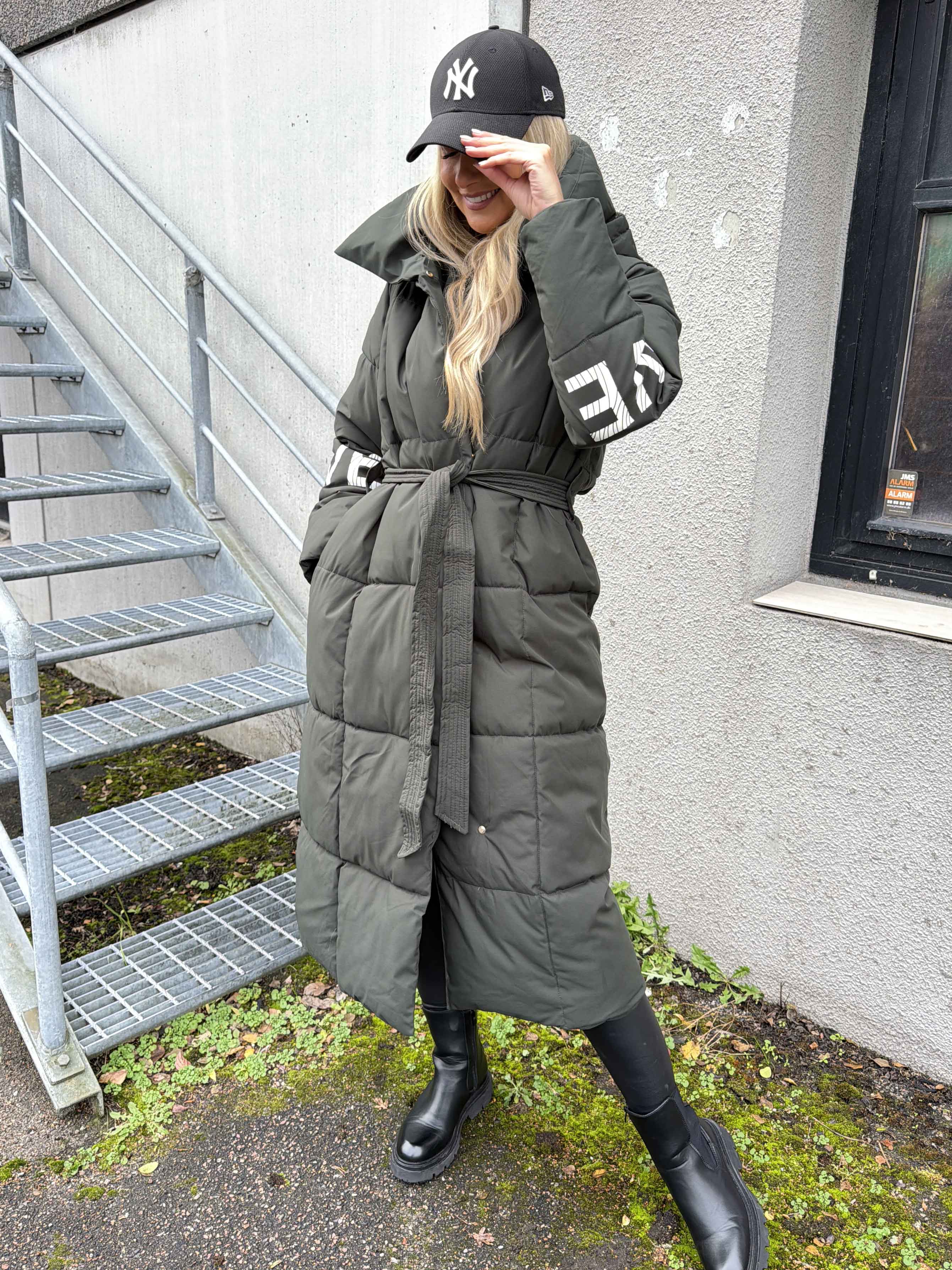 Snowie - Lang dynejakke med LOVE-detalje på ærmet og varm krave